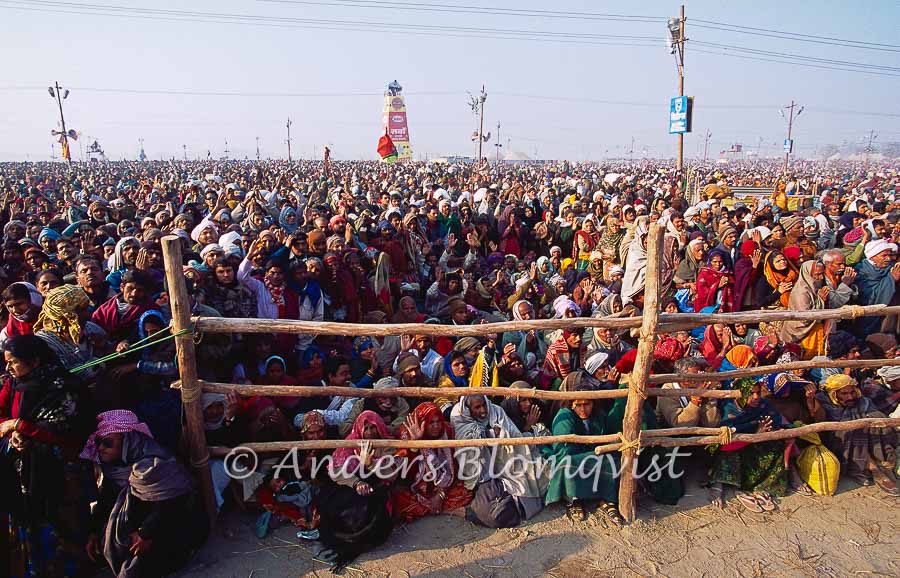  Pilgrims waiting for the sadhus 