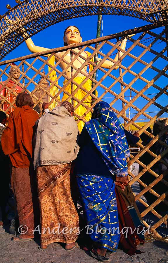 Women looking into the Hare Krishna camp 